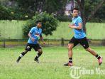 pemain-psms-medan-ferdinand-sinaga-kanan-bersama-ichlasul-qadri-mengikuti-latihan-rutin.jpg