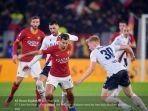 pemain-serang-as-roma-henrikh-mkhitaryan-mengontrol.jpg