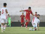pemain-timnas-asnawi-mangkualam-sedang-berusaha-melewati-seorang-pemain-iran.jpg