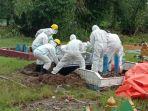 pemakaman-pak-tr-60-pasien-covid-19-meninggal-dunia-di-barru.jpg