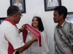 pemasangan-salempang-oleh-dinas-pariwisata-luwu-kepada-fina-azalia-pratiwi_20180406_155109.jpg