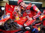pembalap-ducati-andrea-dovizioso-berpose-dengan-trofi-kemenangan-792020.jpg