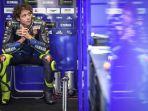 pembalap-monster-energy-yamaha-valentino-rossi-berada-di-pit-2282020.jpg