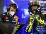 pembalap-monster-energy-yamaha-valentino-rossi-berbicara-dengan-david-munoz-2772020.jpg