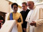 pemimpin-myanmar-aung-san-suu-kyi-bertemu-paus-fransiskus-di-vatikan-city.jpg