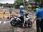 pemohon-mengikuti-tes-pembuatan-sim-di-regident-satpas-polrestabes-makassar-1.jpg<pf>pemohon-mengikuti-tes-pembuatan-sim-di-regident-satpas-polrestabes-makassar-2.jpg