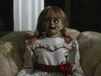 penampakan-boneka-annabelle-di-film-annabelle-comes-home.jpg