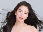 penampakan-wajah-istri-kim-jong-un-presiden-korut-benarkah-mirip-song-hye-kyo.jpg
