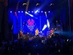 penampilan-rocket-rockers-di-rock-in-celebes-yang-digelar-di-nipah-mal-jl-urip-sumoharjo.jpg