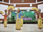 penari-membawakan-tarian-tradisional-sulawesi-selatan-dengan-menefd.jpg<pf>penari-membas9.jpg