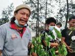 pendeta-rasely-sinampe-kiri-bersama-tim-saat-menanam-bibit-pohon-222022.jpg