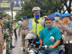 penertiban-pengendara-yang-tidak-menggunakan-masker-oleh-polres-maros-senin-1342020.jpg