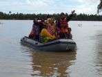 pengantin-dievakuasi-karena-banjir-beberapa-kecamatan-di-soppeng_20180621_145746.jpg