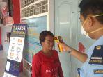 pengecekan-suhu-tubuh-oleh-petugas-lpka-kelas-ii-a-maros.jpg