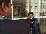 pengecekan-suhu-tubuh-yang-dilakukan-oleh-pihak-hotel-grand-town-2.jpg