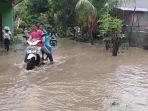 pengendara-motor-yang-mencoba-melintasi-genangan-air-di-Kampung-KukkuEnrakang.jpg