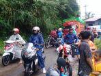 pengguna-jalan-sedang-menunggu-jalan-dibersihkan-materialnya-di-dusun-bontolaisa.jpg