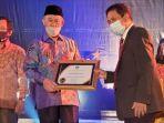 penghargaan-diserahkan-kepala-dan-sekretaris-lldikti-ix-sulawesi-prof-dr-jasruddin.jpg