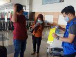 pengungsi-asal-afganistan-ezatullah-22-saat-berada-di-bandara-internasional-sultan-hasanuddin.jpg