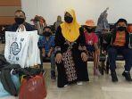 pengungsi-rohingya-mohammad-islam-bin-nur-alam-dan-keluarga-di-bandara.jpg