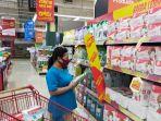 pengunjung-lotte-mart-panakkukang-sedang-memilih-produk-promo-sabtu-17102020.jpg