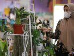 pengunjung-melihat-bunga-pada-kegiatan-pameran-tanaman-hias-plantopiahias-3.jpg