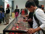 pengunjung-melihat-koleksi-badik-di-acara-pameran-parewa-bessi.jpg