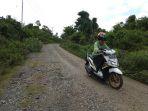 pengunjung-melintasi-jalan-rusak.jpg