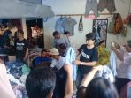 pengunjung-memadati-lapak-pakaian-bekas-alias-cakar-di-pasar-sentral-pangkajene-sidrap_20180613_133815.jpg