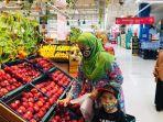 pengunjung-memilih-buah-di-lotte-mart-panakkukang-makassar-sabtu-21112020.jpg