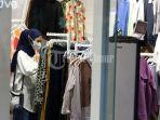 pengunjung-memilih-pakaian-wanita-di-tenant-gaudi-yang-terletak-di-mall-ratu-indah-1.jpg<pf>pengunjung-memilih-pakaian-wanita-di-tenant-gaudi-yang-terletak-di-mall-ratu-indah-2.jpg<pf>pengunjung-memilih-pakaian-wanita-di-tenant-gaudi-yang-terletak-di-mall-ratu-indah-3.jpg