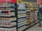 pengunjung-memilih-produk-di-rak-susu-dan-camilan-lotte-mart-panakkukang-sabtu-1612021.jpg