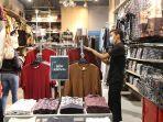 pengunjung-mengamati-aneka-koleksi-fashion-terbaru-di-manzone-mall-ratu-indah-makassar-2.jpg
