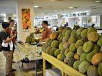 pengunjung-mengamati-durian-1.jpg<pf>pengunjung-mengamati-durian-2.jpg