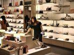 pengunjung-mengamati-koleksi-tas-dan-sepatu-di-charles2.jpg