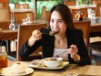 pengunjung-menikmati-kuliner-sup-tulang-di-hotel-the-rinra.jpg