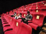pengunjung-menyaksikan-film-yang-diputar-di-salah-satu-bioskop.jpg