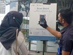 pengunjung-nipah-mal-scan-barcode-lewat-aplikasi-peduli-lindungi.jpg