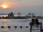 pengunjung-sedang-berenang-sambil-menikmati-keindahan-sunset-di-infinity-pool.jpg