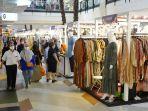 pengunjung-sedang-melihat-produk-fashion-yang-hadir-di-pameran-fashion-ramadan.jpg