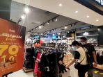 pengunjung-sedang-memilih-produk-sepatu-dan-sandal-di-tenant-fisik-sport-1.jpg<pf>pengunjung-sedang-memilih-produk-sepatu-dan-sandal-di-tenant-fisik-sport-2.jpg