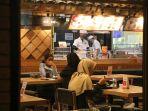 pengunjung-sedang-menikmati-menu-di-gokana-nipah-mal-beberapa-waktu-yang-lalu.jpg
