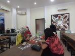 pengunjung-sedang-menyantap-makanan-di-rumah-makan-kampoeng-papua.jpg