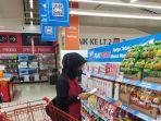 pengunjung-tampak-memilih-produk-di-lotte-mart-panakkukang-sabtu-7112020.jpg