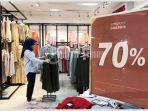 pengunjung-terlihat-sedang-memilih-pakaian-di-tenant-simplicity-graphis-1.jpg