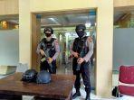 penjagaan-oleh-polisi-saat-tim-kpk-berada-di-dinas-pu-provinsi-sulsel2.jpg
