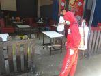 penyemprotan-disinfektan-di-buana-cafe-oleh-pmi-maros.jpg