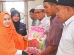 penyerah-paket-sembako-lazismu-parepare.jpg