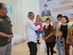 penyerahan-bantuan-paket-stunting-oleh-PTPN-IV.jpg