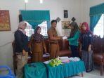 penyerahan-kartu-indonesia-sehat-kis-dilakukan-oleh-petugas-sosial.jpg